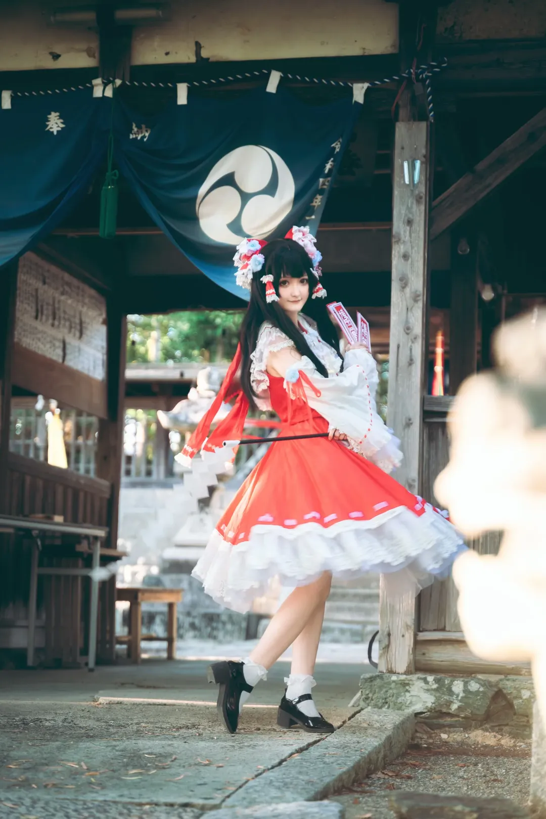 博麗霊夢コスプレ, 東方Project, アウトドア撮影, 神社写真, ロリータ巫女服 - 6枚目