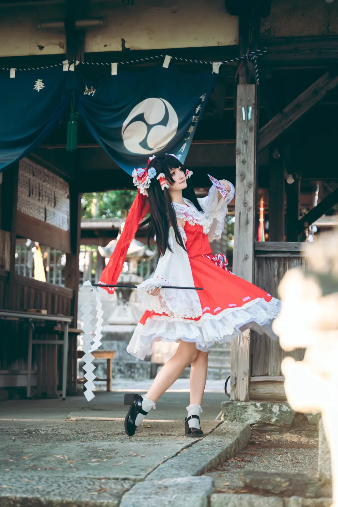 博麗霊夢コスプレ, 東方Project, アウトドア撮影, 神社写真, ロリータ巫女服 - 8枚目