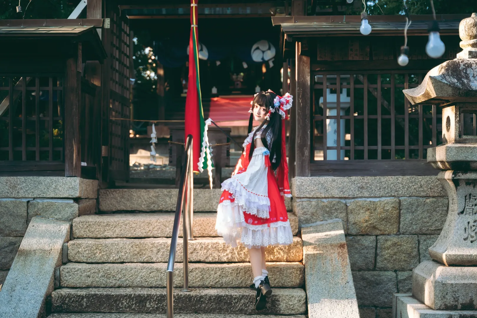 博麗霊夢コスプレ, 東方Project, アウトドア撮影, 神社写真, ロリータ巫女服 - 9枚目