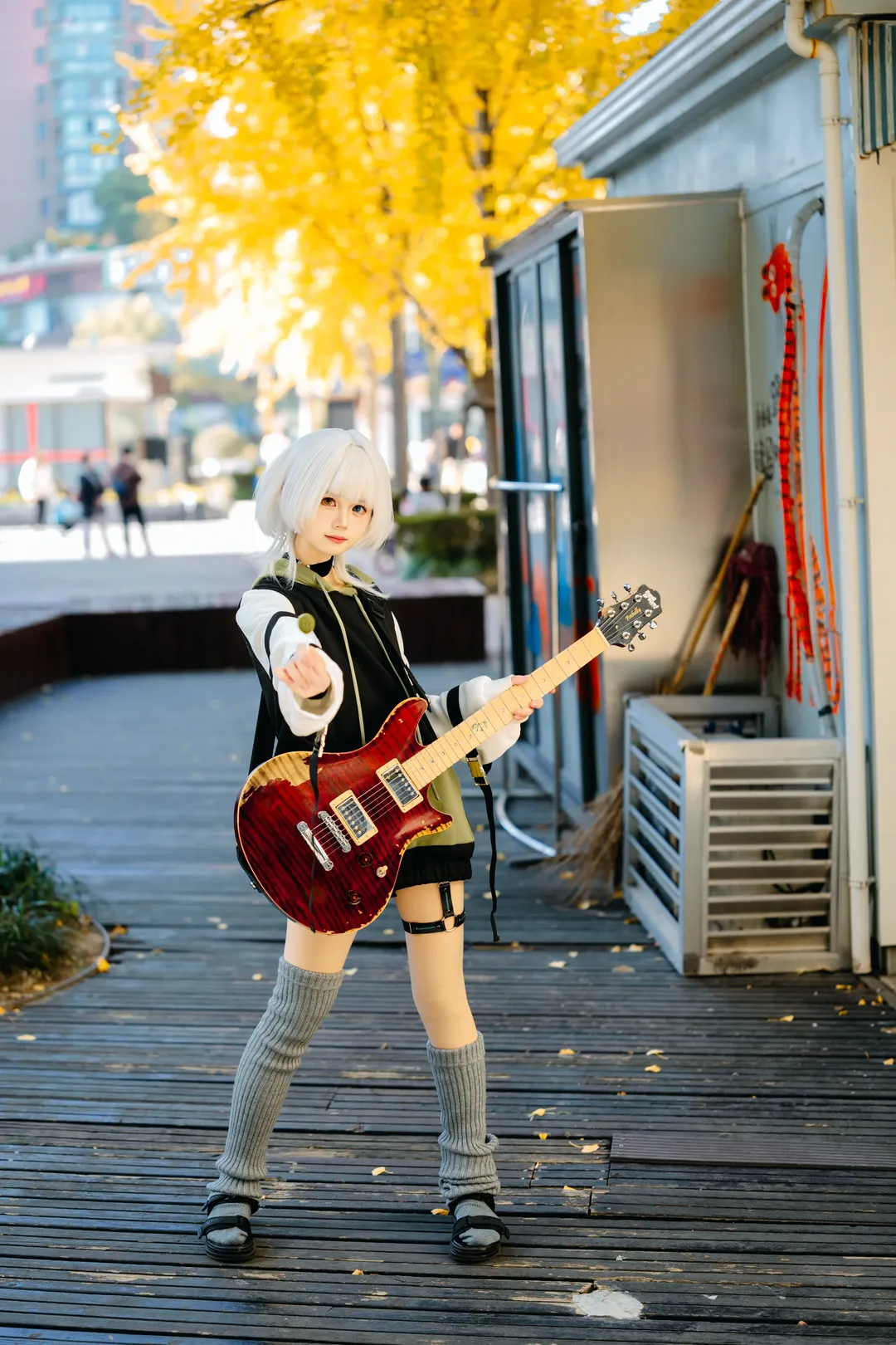 cosplay摄影, 要乐奈cos, BanG Dream! It's MyGO!!!!!, 秋日街拍, 灰色堆堆袜 - 第3张