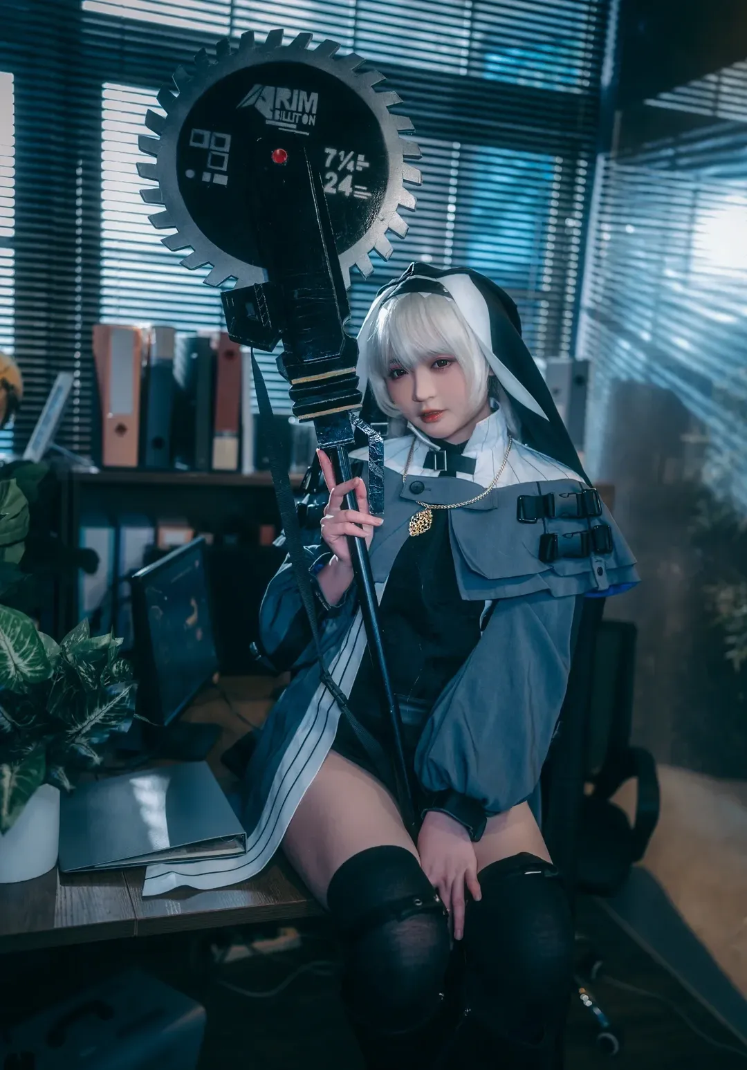アークナイツ, 黒ストッキング, スペクター コスプレ, チェーンソーの小道具, 修道服 - 1枚目