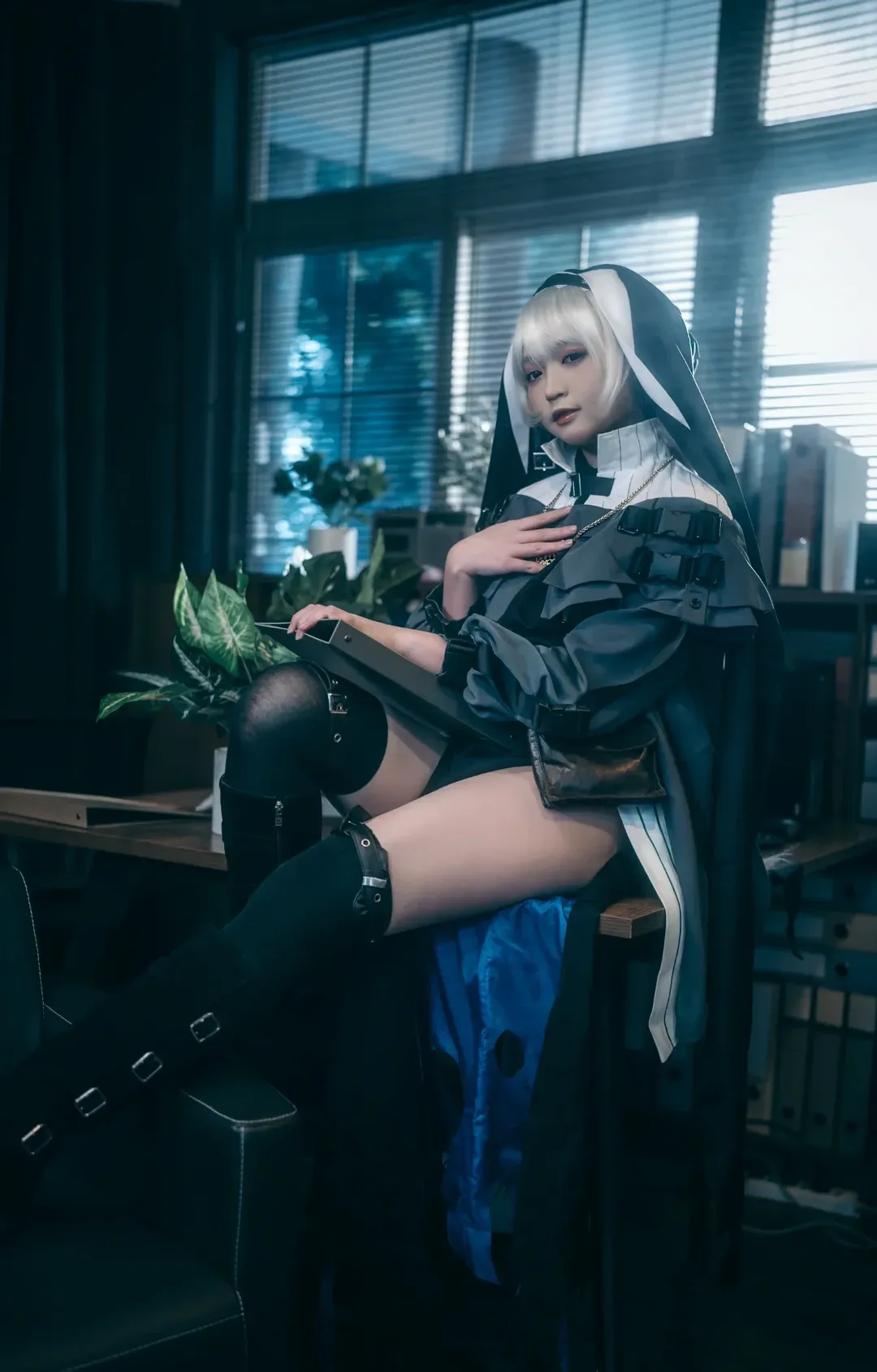 アークナイツ, 黒ストッキング, スペクター コスプレ, チェーンソーの小道具, 修道服 - 4枚目