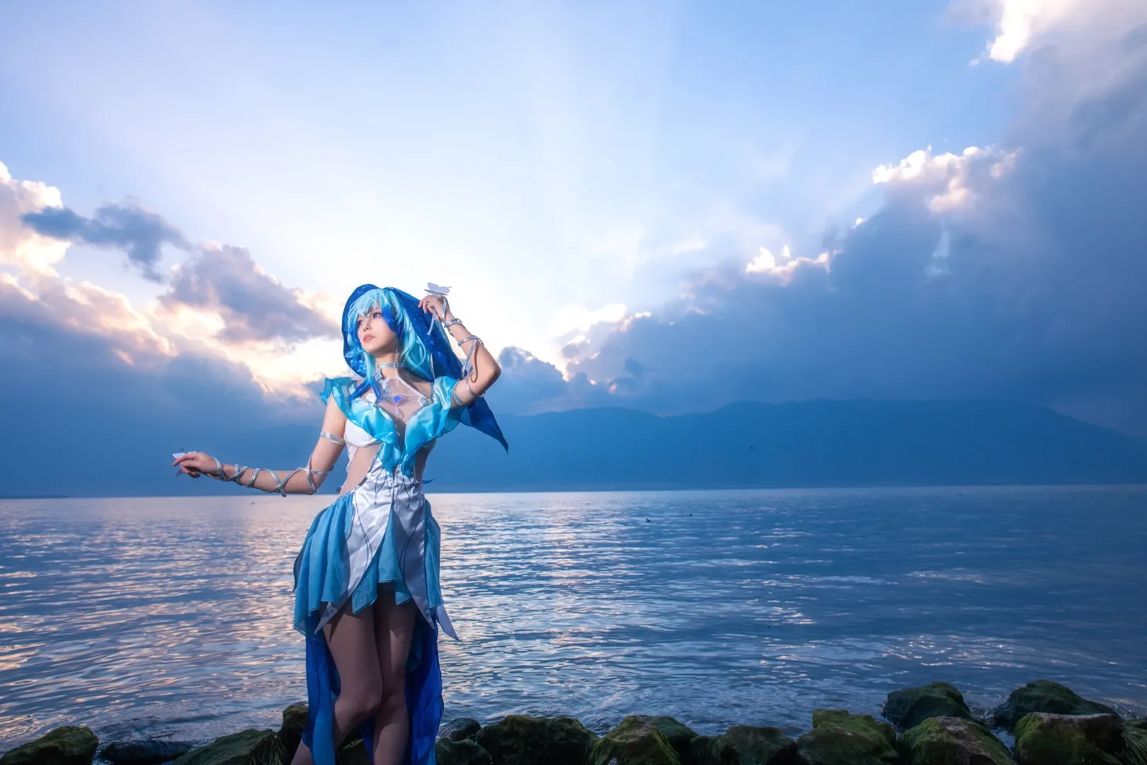 Wuthering Waves, The Shorekeeper cosplay, Cosplay photography, Game recreation, Bluesy vibe