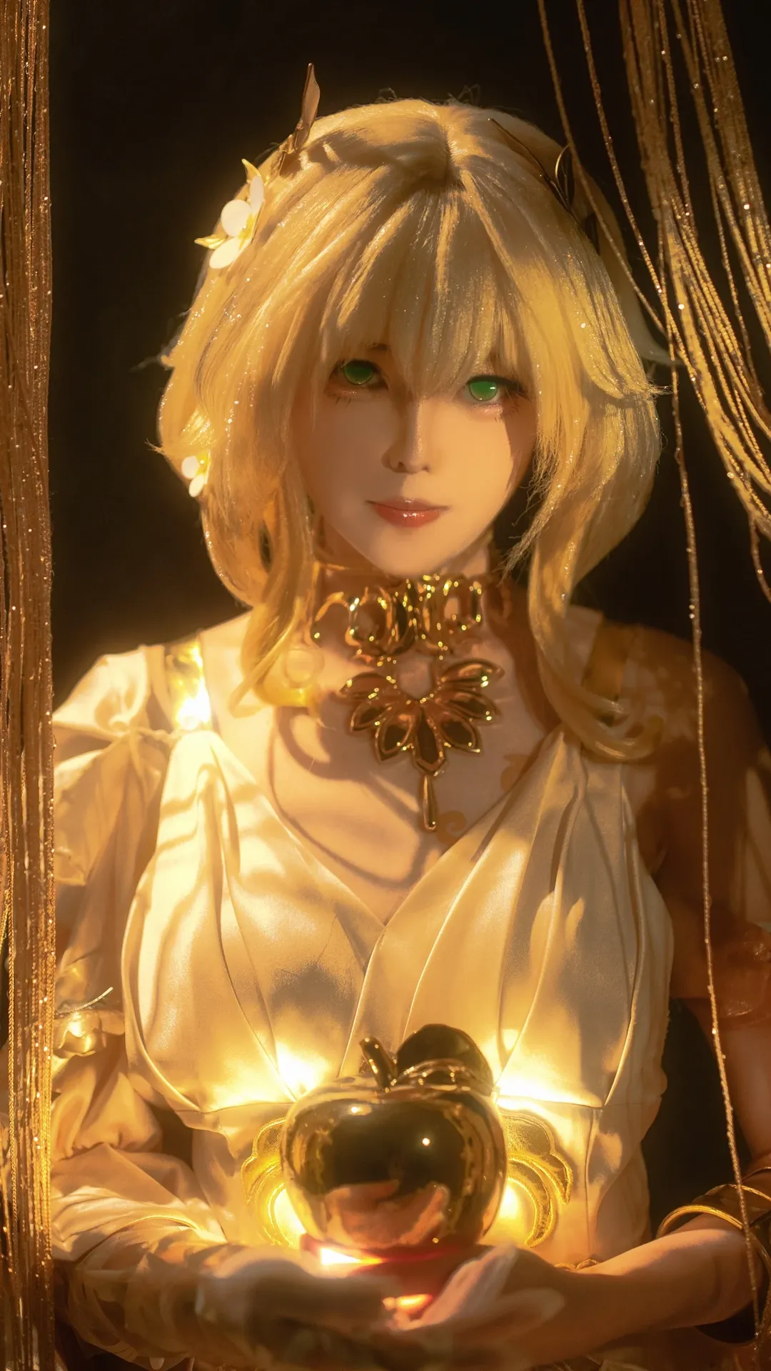 Aglaea Cosplay, Honkai: Star Rail, Atmospheric cosplay, Metal choker, Glowing apple prop