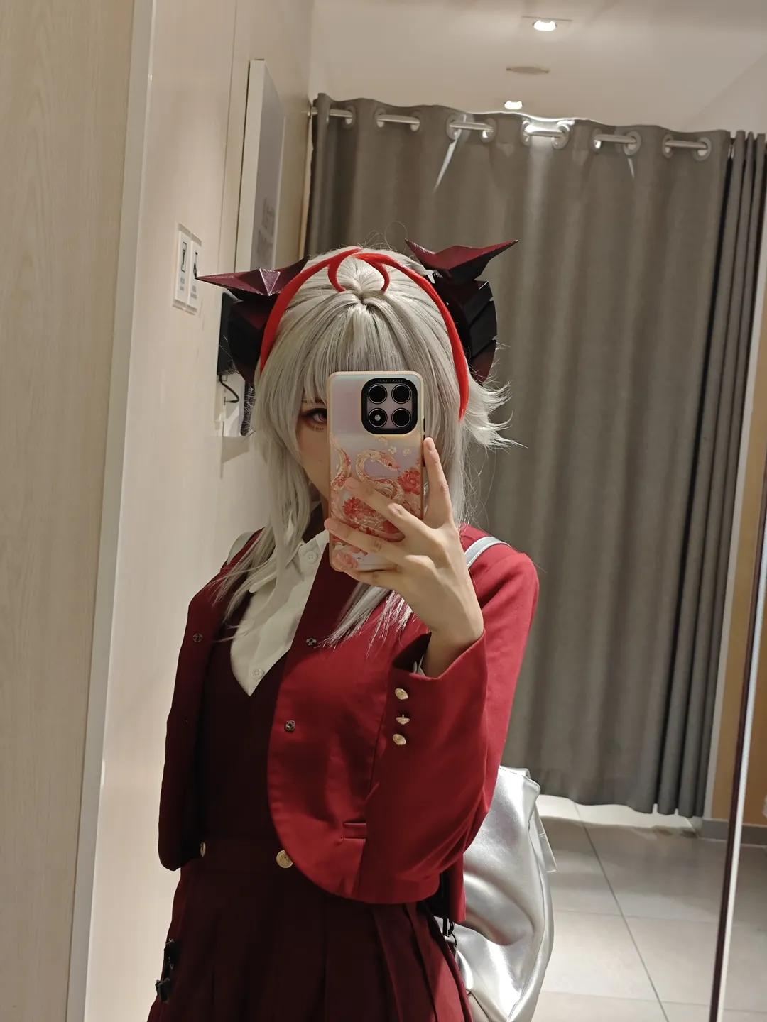 明日方舟, 维什戴尔cos, 对镜自拍, cosplay分享, 红色制服
