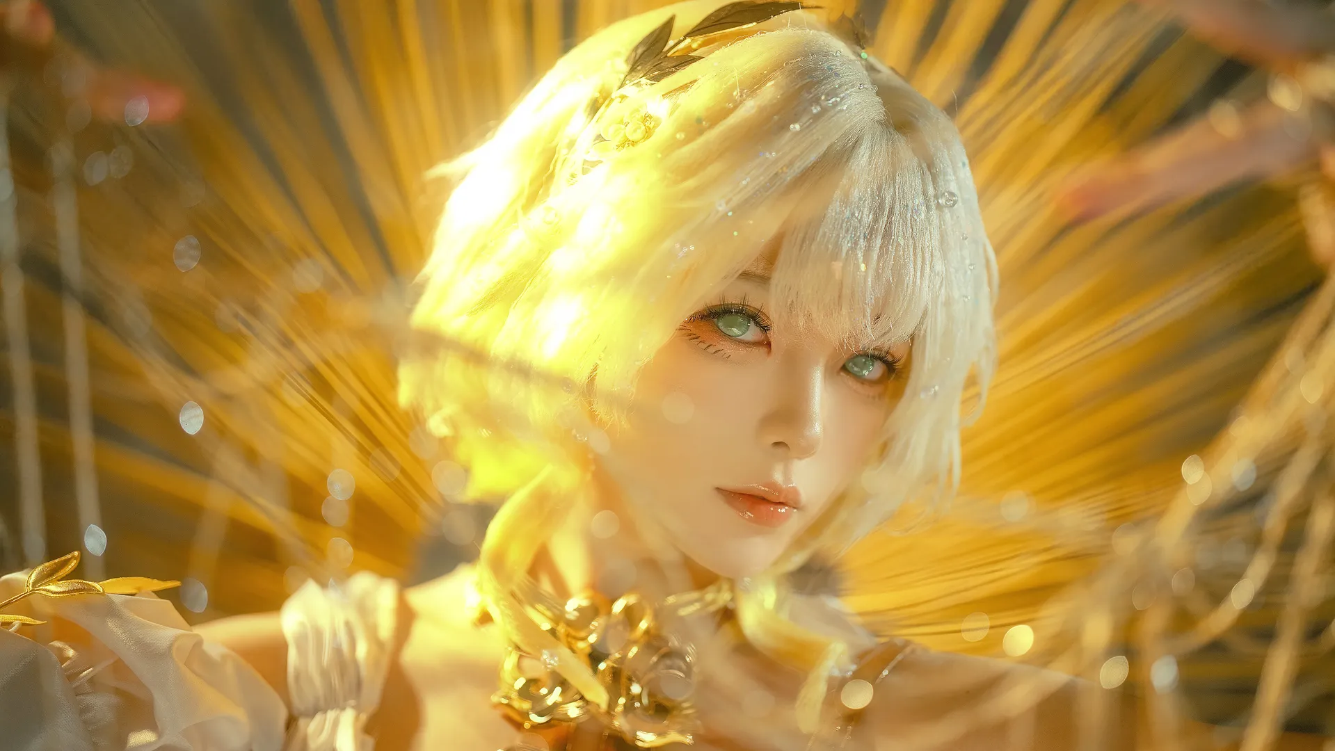 Aglaea Cosplay, Honkai: Star Rail, Backlit portrait, Golden-themed cosplay, Platinum short hair