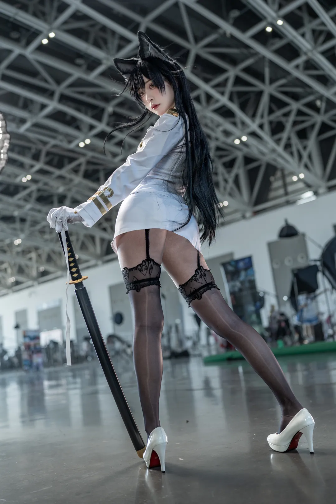 アズールレーン, イベント撮影, 愛宕コスプレ, ガーター付き黒ストッキング, 軍服