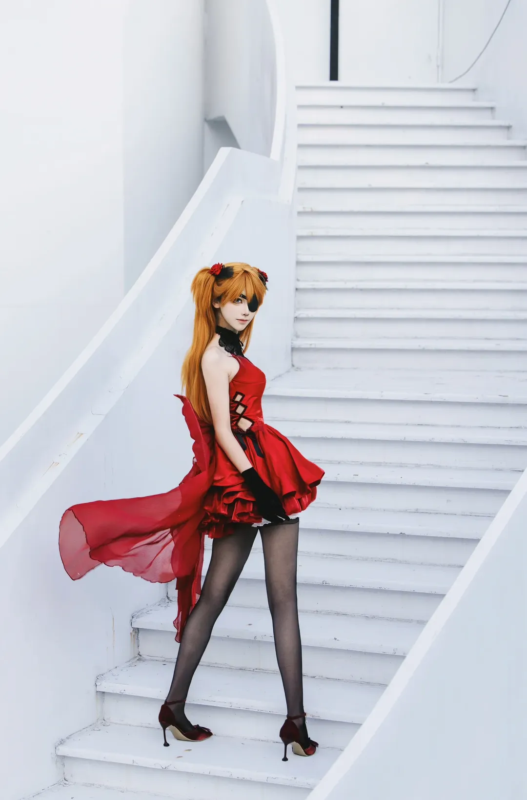 コスプレ, 勝利の女神：NIKKE, アスカコスプレ, 黒タイツ コーデ, 赤ドレス写真 - 3枚目