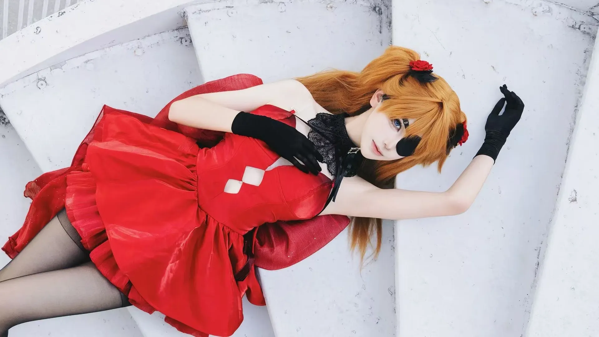コスプレ, 勝利の女神：NIKKE, アスカコスプレ, 黒タイツ コーデ, 赤ドレス写真 - 5枚目