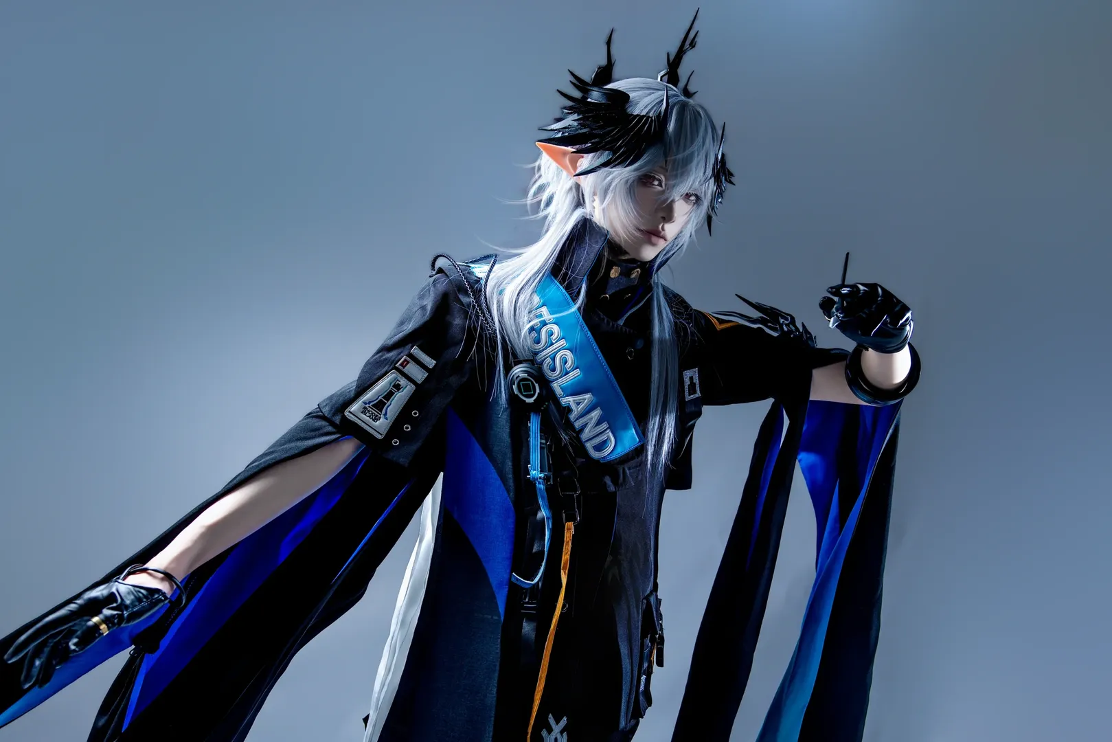 アークナイツ, タクティカル系コスプレ, 銀髪コスプレ, ロゴス コスプレ, クールで艶やかなメイク＆スタイリング - 2枚目