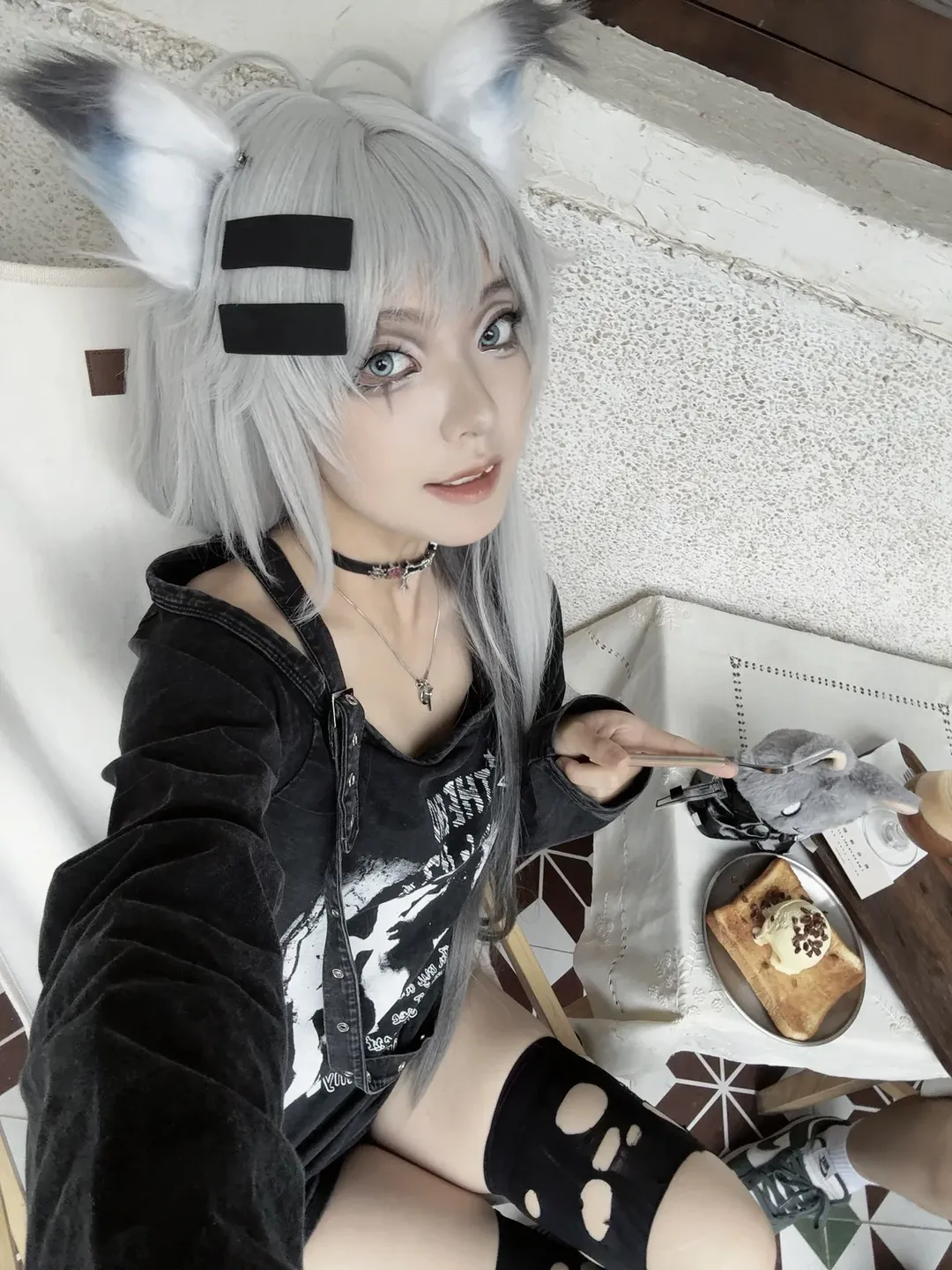 明日方舟, 拉普兰德cos, 黑色系穿搭, 兽耳, 破洞丝袜 - 第1张