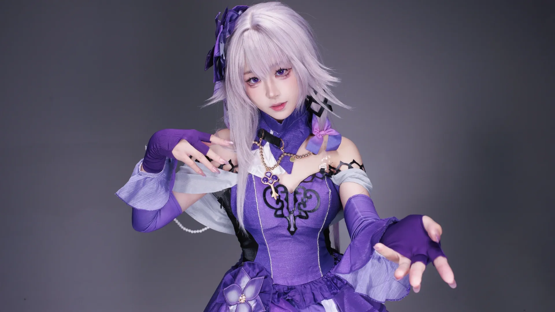崩坏星穹铁道, 大黑塔cos, cosplay妆造, 紫色美瞳, 银白假发 - 第2张