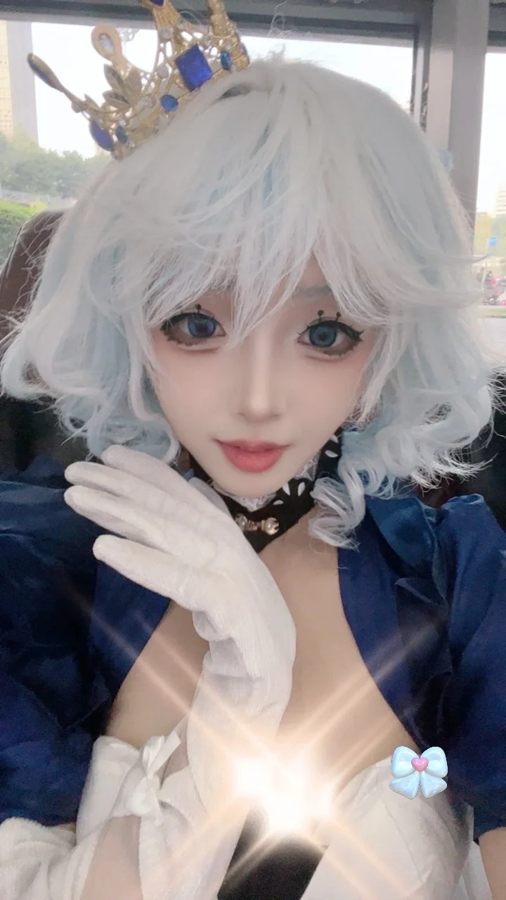 Genshin Impact, Furina cosplay, Cosplay makeup and styling, Taking photos with cosplayers at conventions, Blue and white dress - Image 2