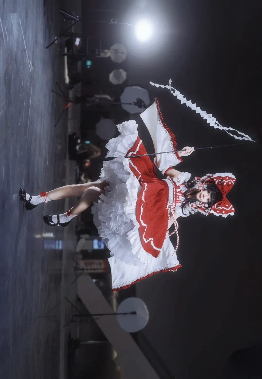 東方Project, イベント写真, ポートレート, 霊夢コスプレ, 白ストッキング - 1枚目