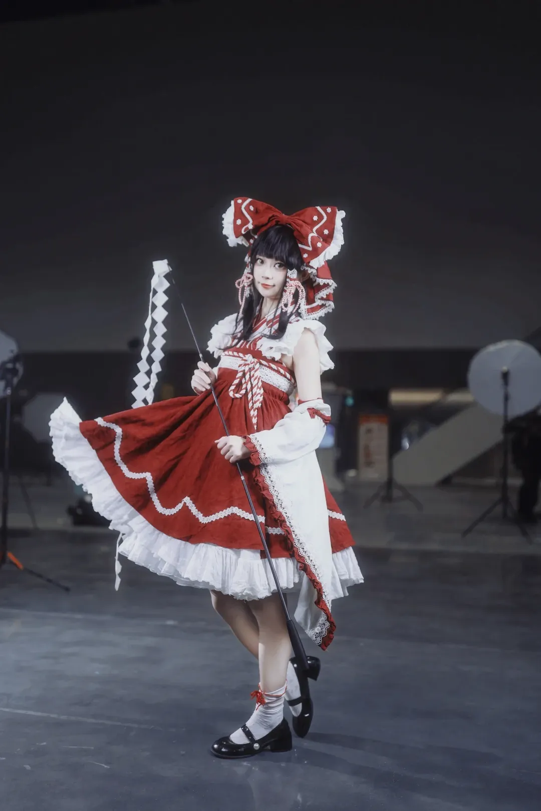 東方Project, イベント写真, ポートレート, 霊夢コスプレ, 白ストッキング - 2枚目