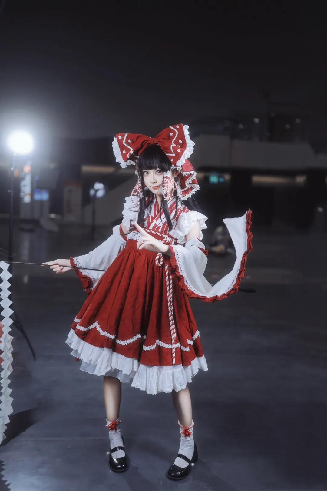 東方Project, イベント写真, ポートレート, 霊夢コスプレ, 白ストッキング - 3枚目