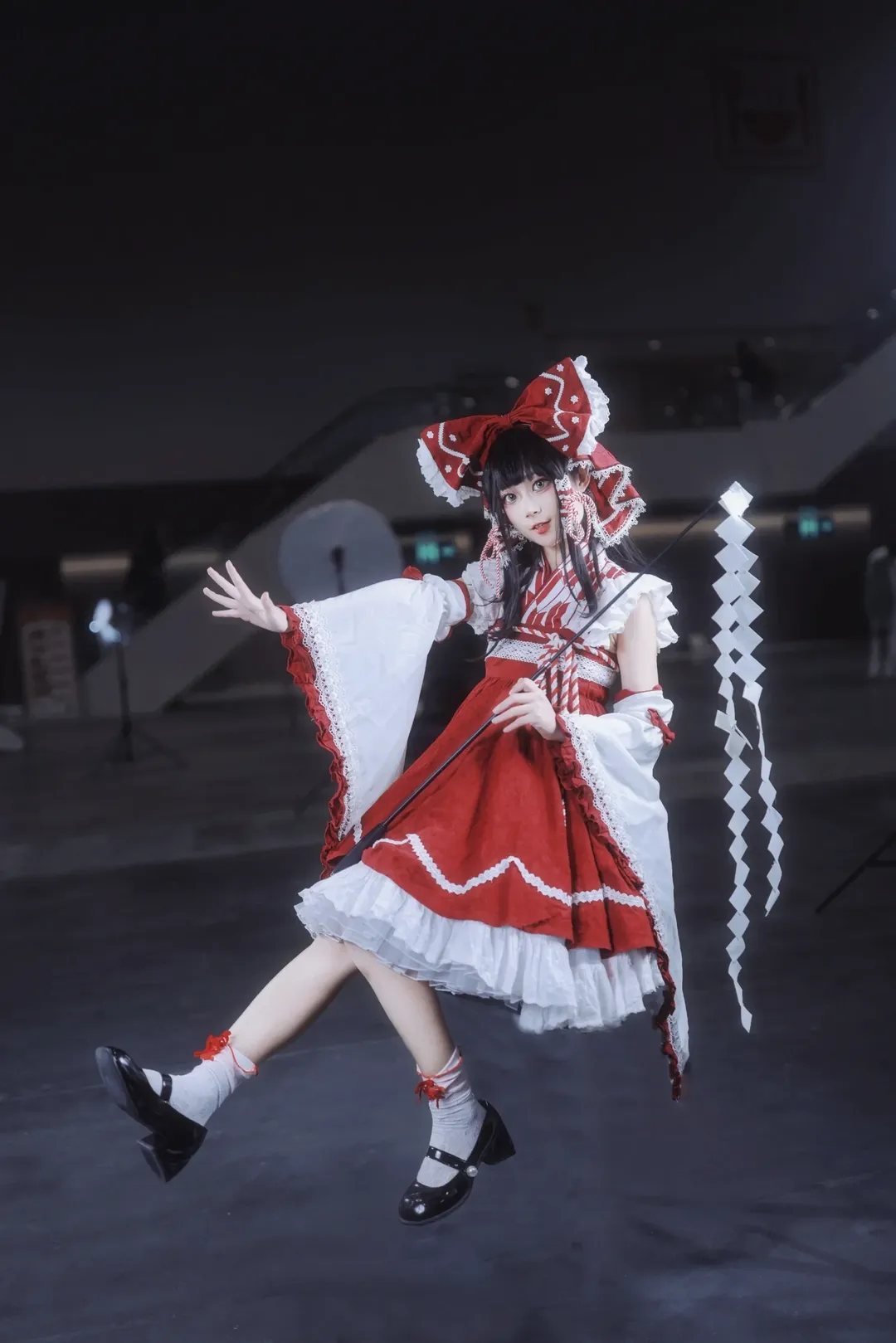 東方Project, イベント写真, ポートレート, 霊夢コスプレ, 白ストッキング - 5枚目