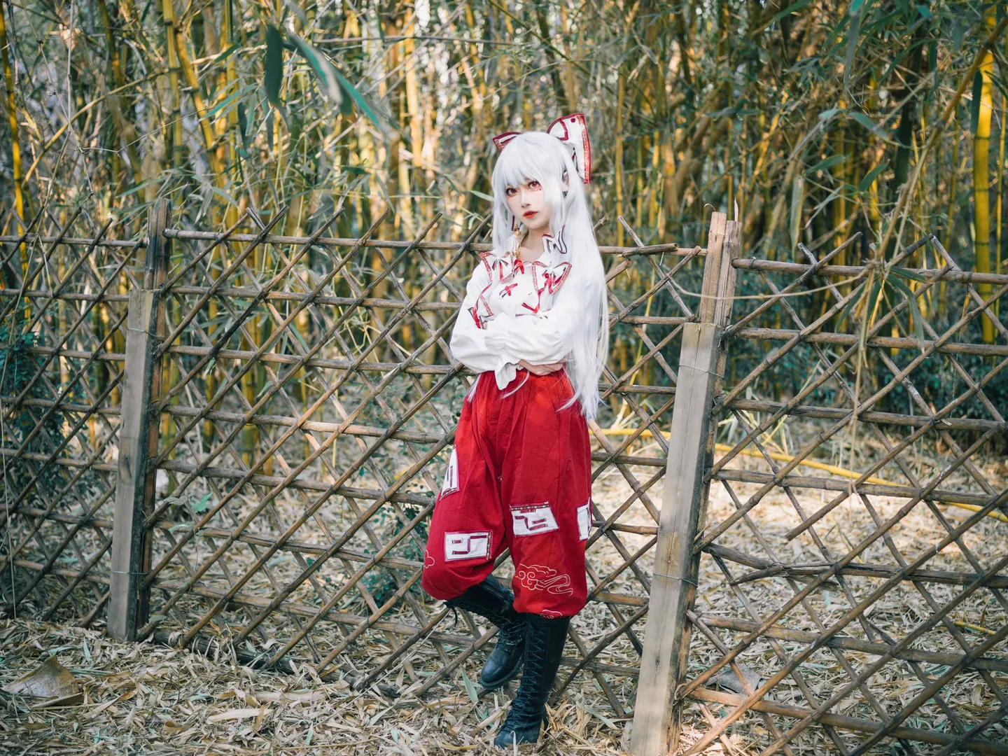 Outdoor photography, Fujiwara no Mokou cosplay, Silver hair, red eyes, Bamboo forest photoshoot, Touhou Project - Image 2