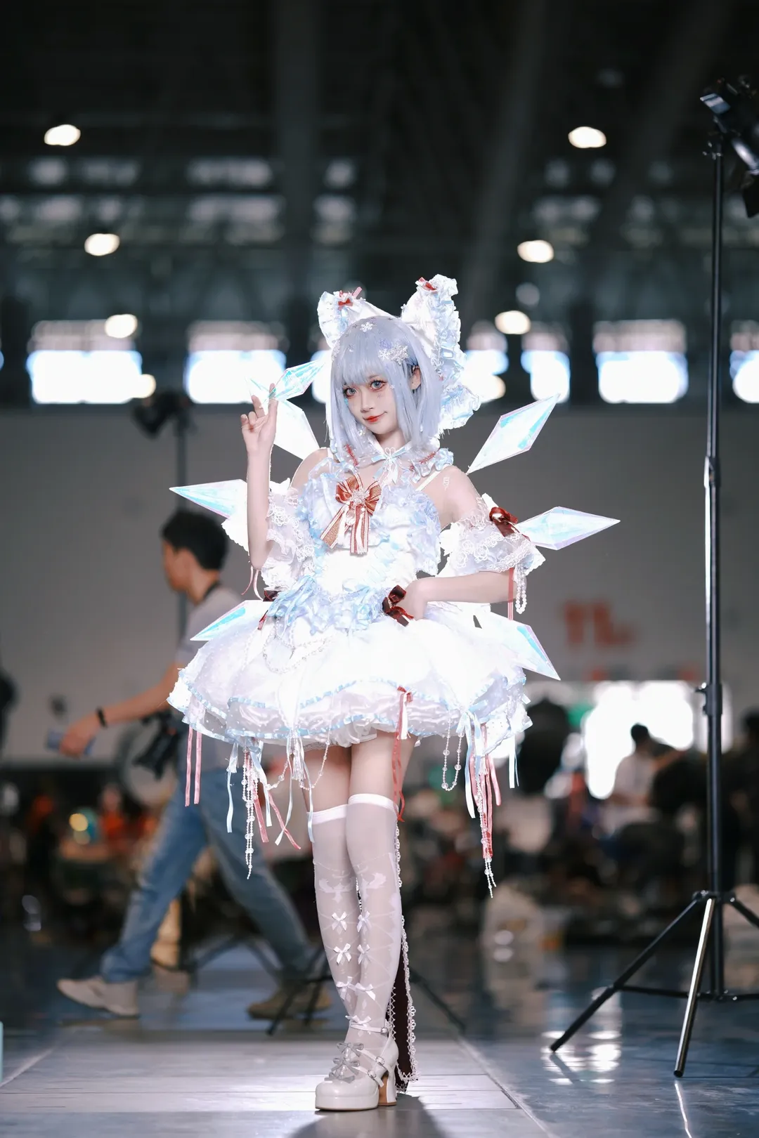 东方project, cosplay动作参考, 琪露诺cos, 漫展拍照姿势, 白丝过膝袜 - 第17张