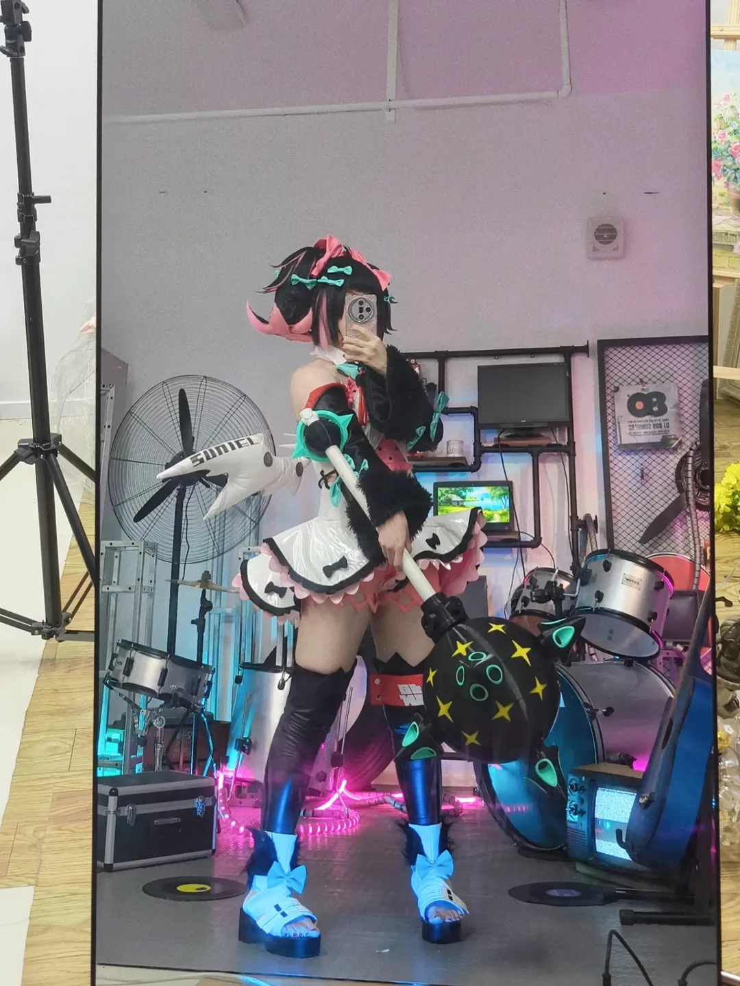 ゼンレスゾーンゼロ, 南宮羽コスプレ, アニメの赤い瞳, ファンタジー風衣装, コスプレのバックステージ写真 - 1枚目