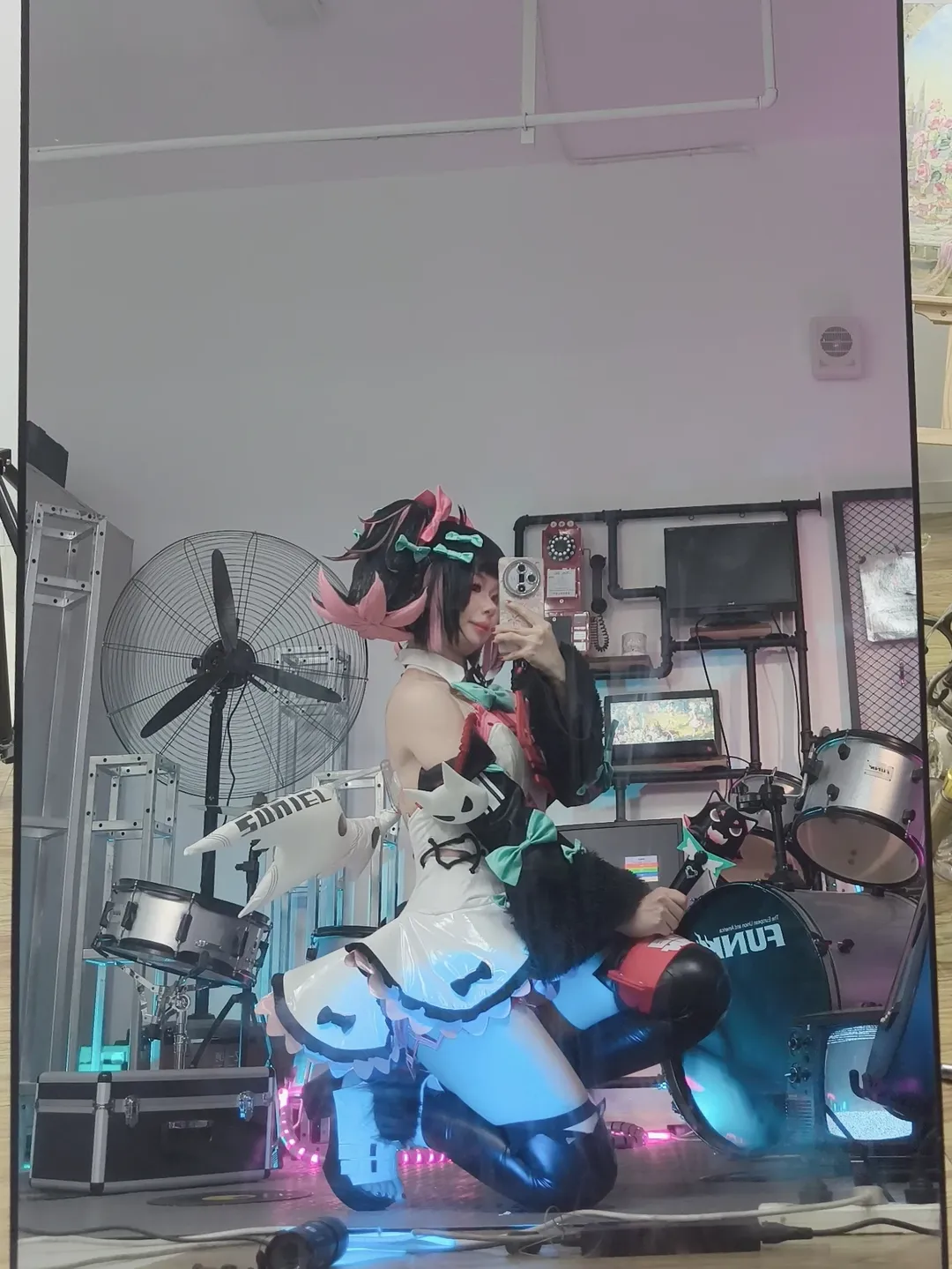 ゼンレスゾーンゼロ, 南宮羽コスプレ, アニメの赤い瞳, ファンタジー風衣装, コスプレのバックステージ写真 - 2枚目