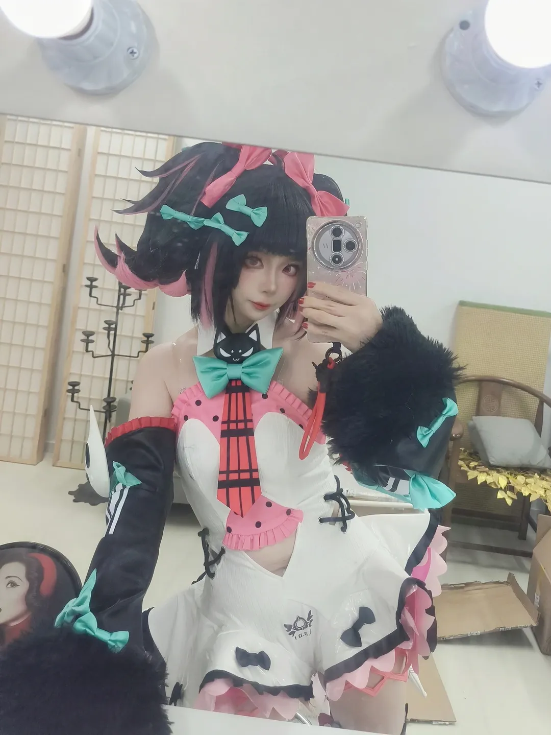 ゼンレスゾーンゼロ, 南宮羽コスプレ, アニメの赤い瞳, ファンタジー風衣装, コスプレのバックステージ写真 - 3枚目