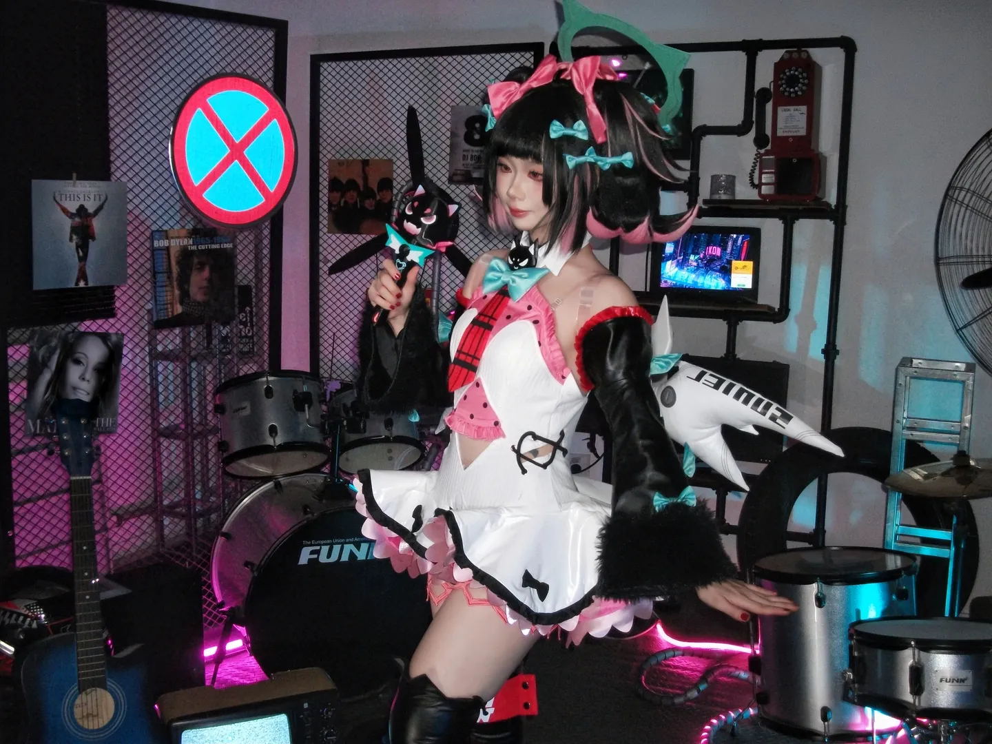 ゼンレスゾーンゼロ, 南宮羽コスプレ, アニメの赤い瞳, ファンタジー風衣装, コスプレのバックステージ写真