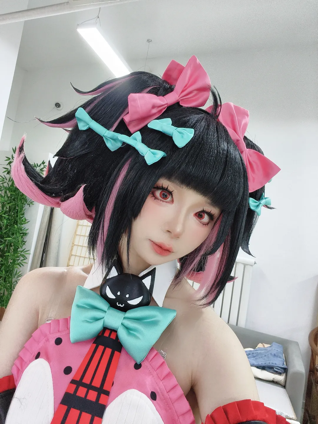 ゼンレスゾーンゼロ, 南宮羽コスプレ, アニメの赤い瞳, ファンタジー風衣装, コスプレのバックステージ写真 - 5枚目