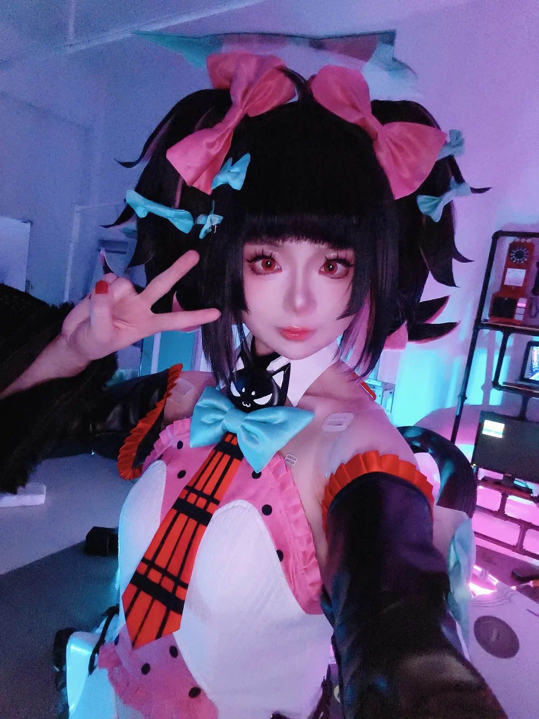 ゼンレスゾーンゼロ, 南宮羽コスプレ, アニメの赤い瞳, ファンタジー風衣装, コスプレのバックステージ写真 - 6枚目