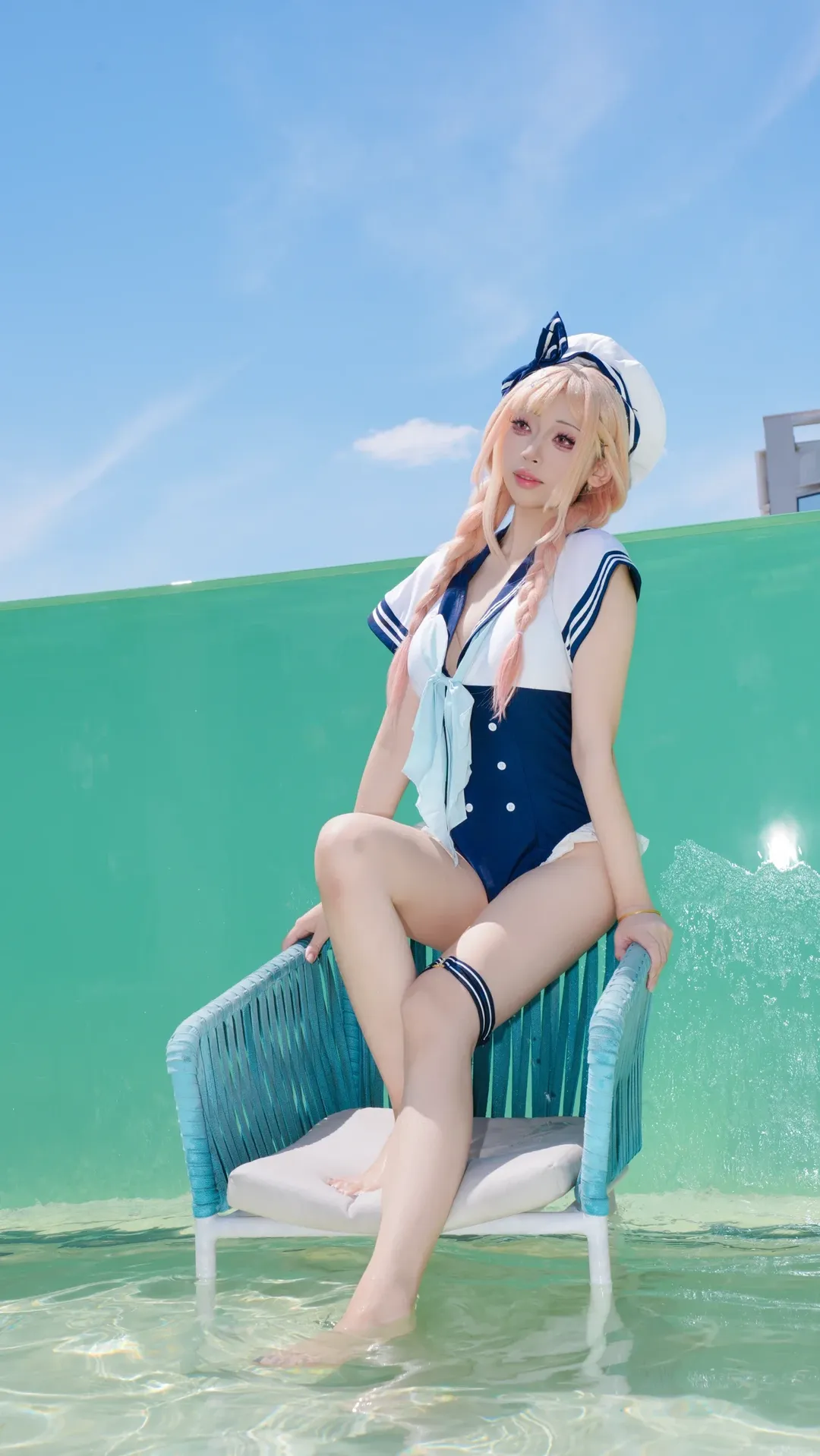 二次元cosplay, 水手风泳装cos, 夏日水边摄影, 池畔写真, 日常穿搭分享