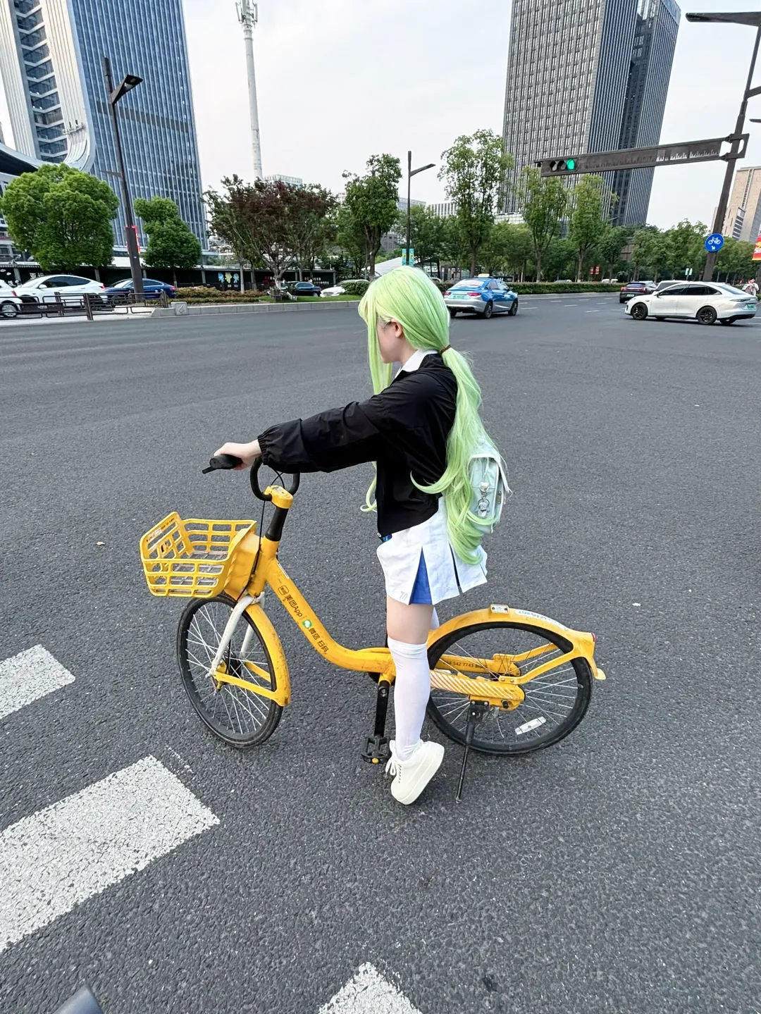 蔚蓝档案cosplay, 城市街拍cos, 白丝过膝袜, 绿发jk制服, 搞笑cos日常 - 第1张