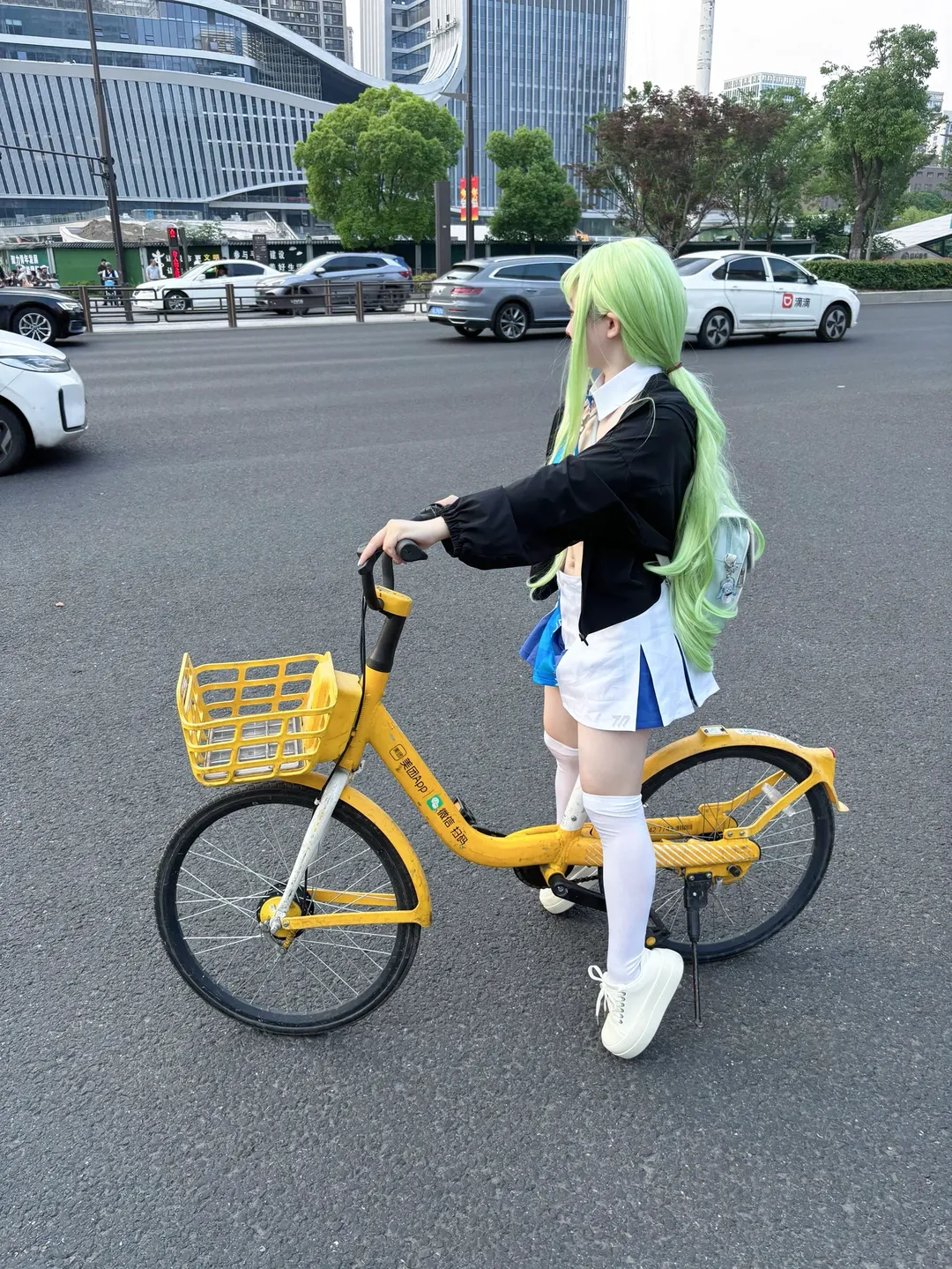蔚藍檔案cosplay, 城市街拍cos, 白絲過膝襪, 綠髮jk制服, 搞笑cos日常