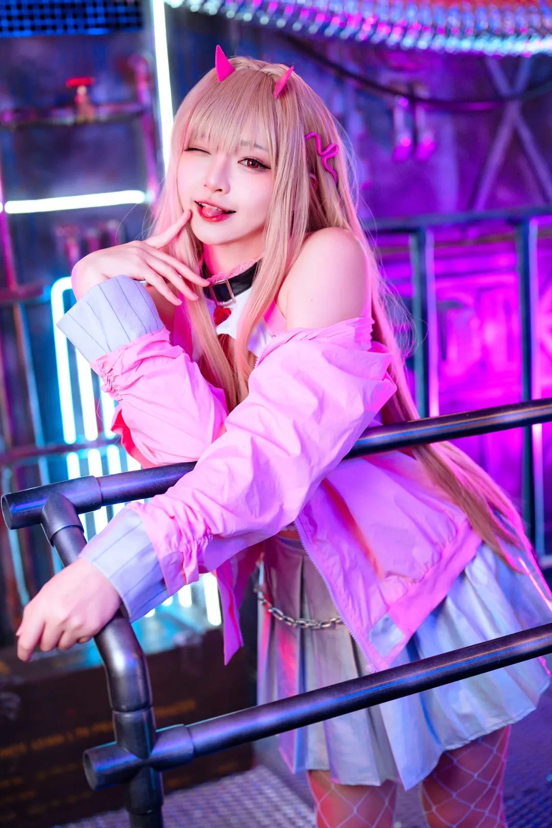 二次元cosplay, 勝利女神nikke, 毒蛇cos, 賽博朋克風, 漁網襪穿搭