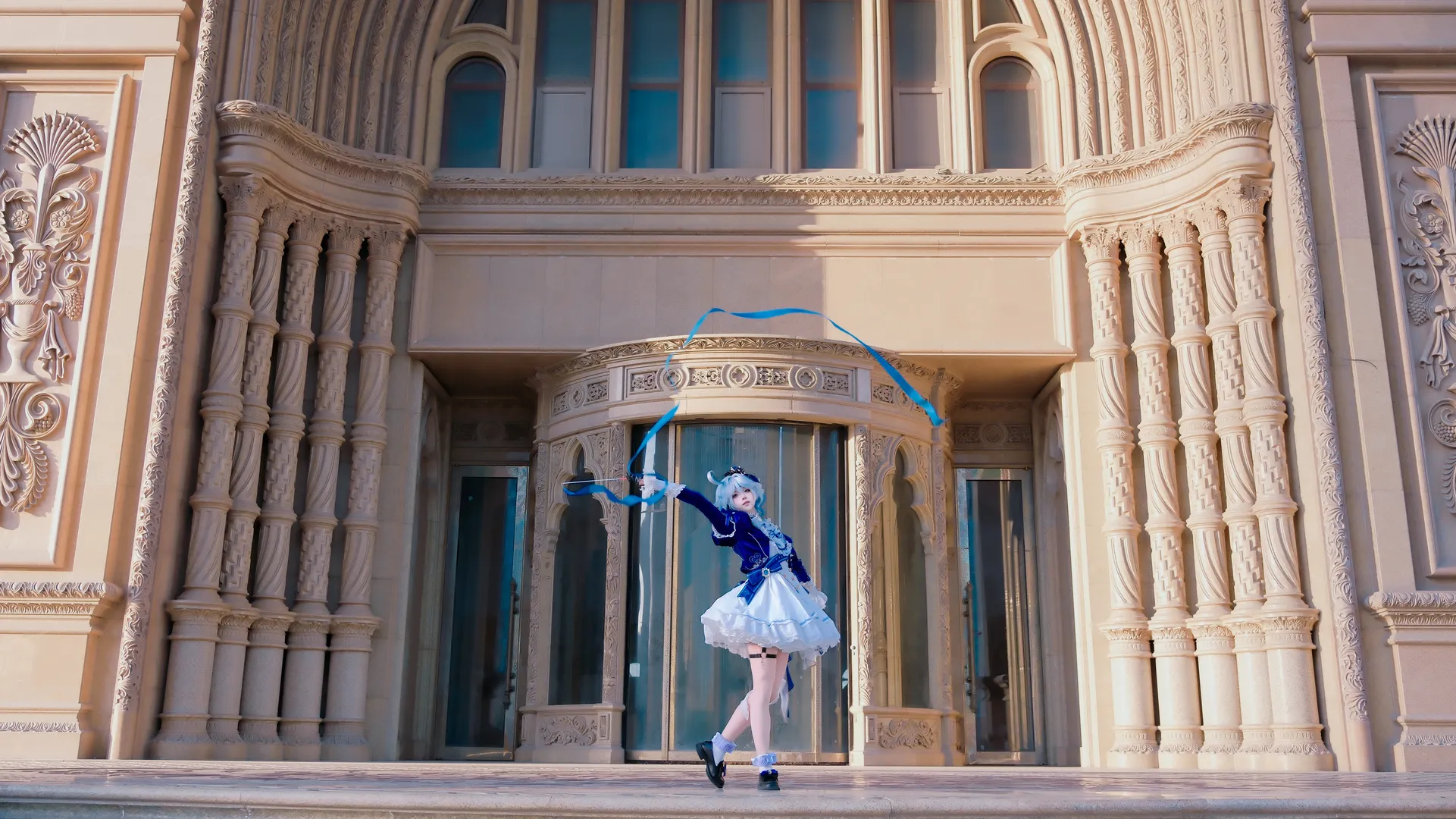 2D, Furina cosplay, Outdoor photography, White stockings, Blue dance track - Image 1