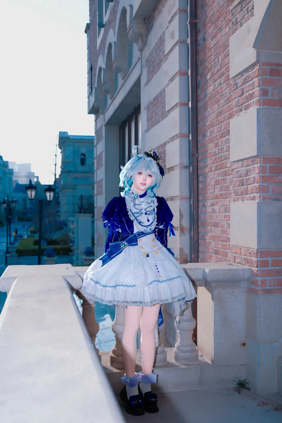 2D, Furina cosplay, Outdoor photography, White stockings, Blue dance track - Image 10