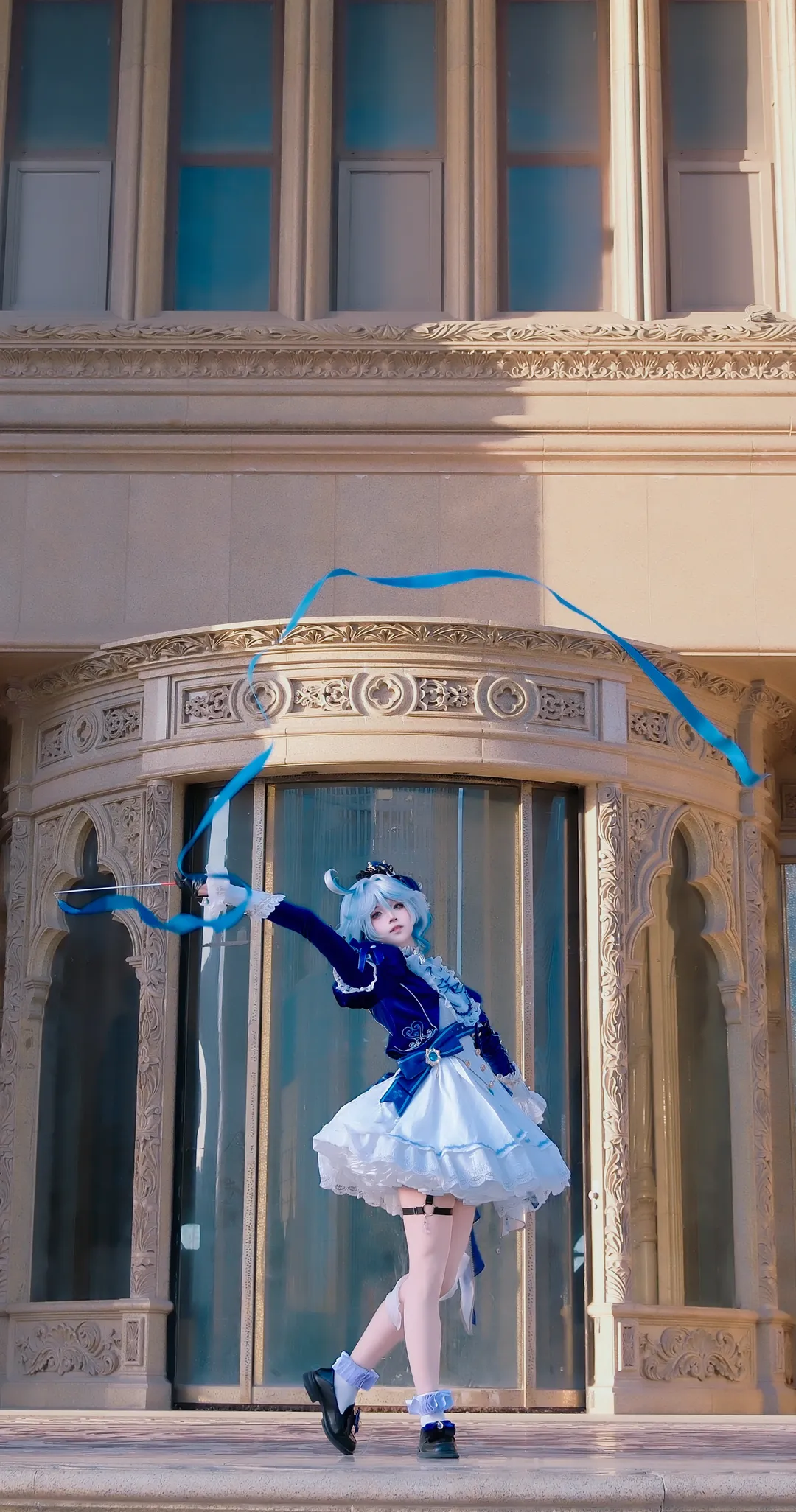 2D, Furina cosplay, Outdoor photography, White stockings, Blue dance track - Image 2