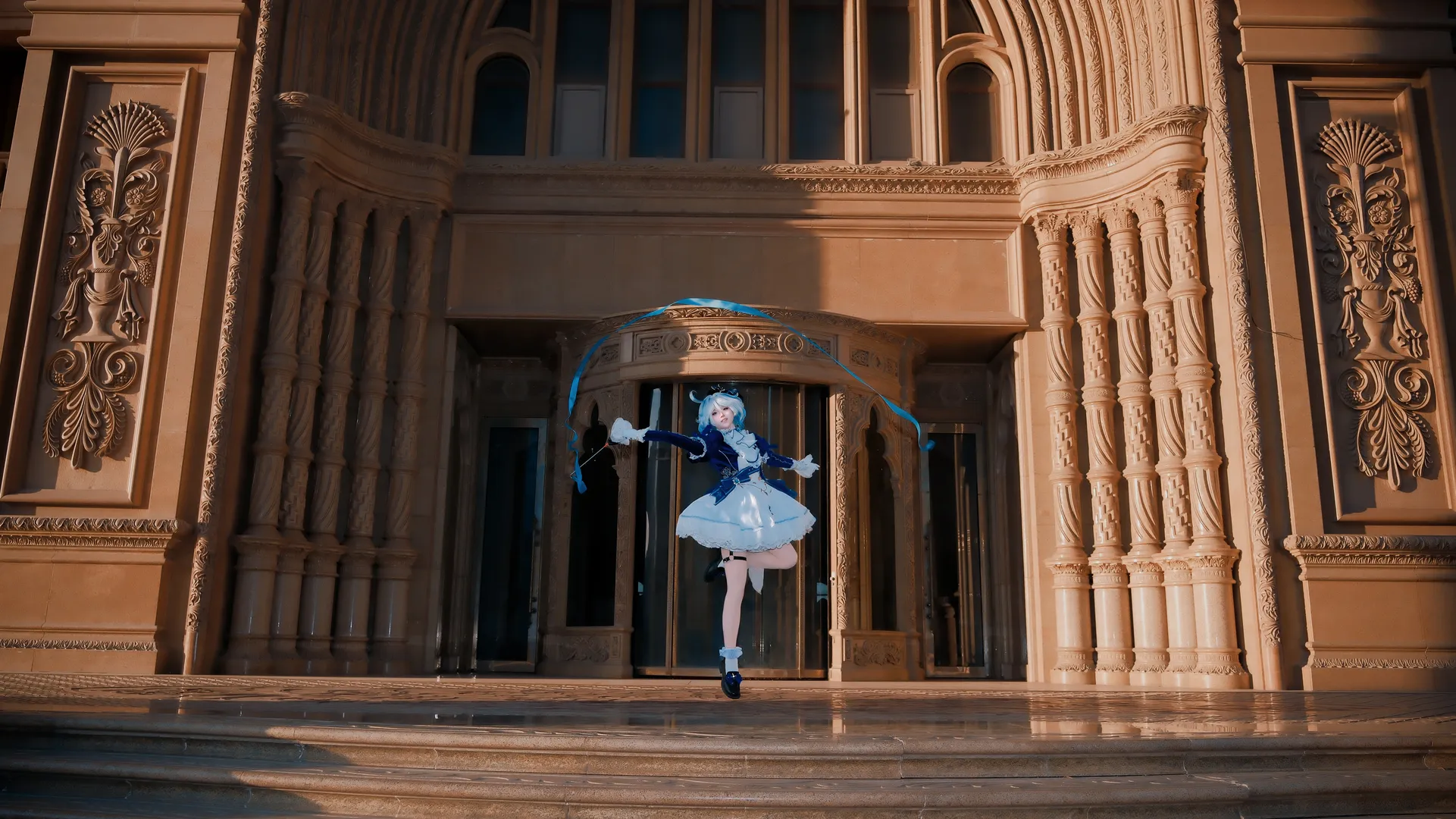 2D, Furina cosplay, Outdoor photography, White stockings, Blue dance track - Image 3