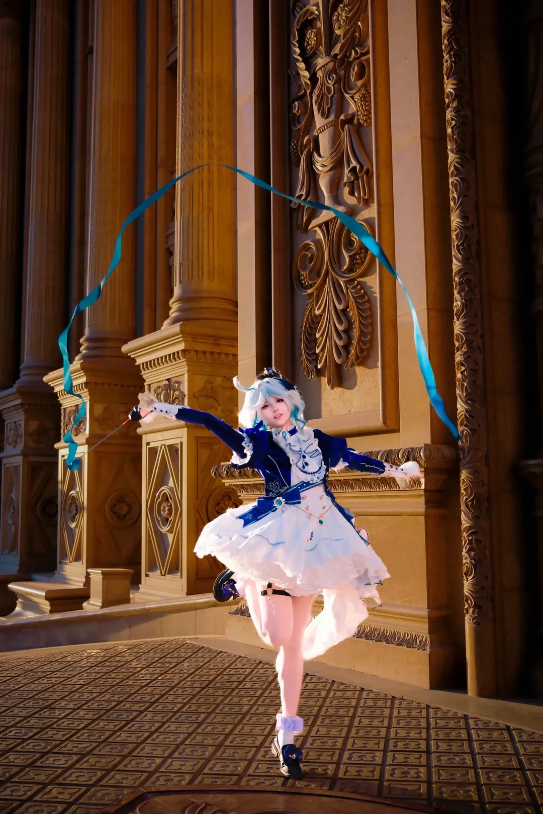 2D, Furina cosplay, Outdoor photography, White stockings, Blue dance track - Image 4