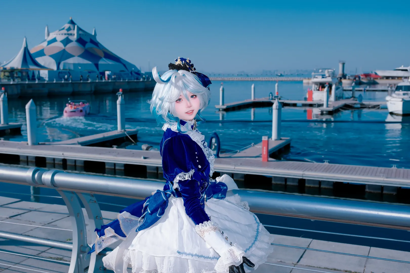 2D, Furina cosplay, Outdoor photography, White stockings, Blue dance track - Image 6