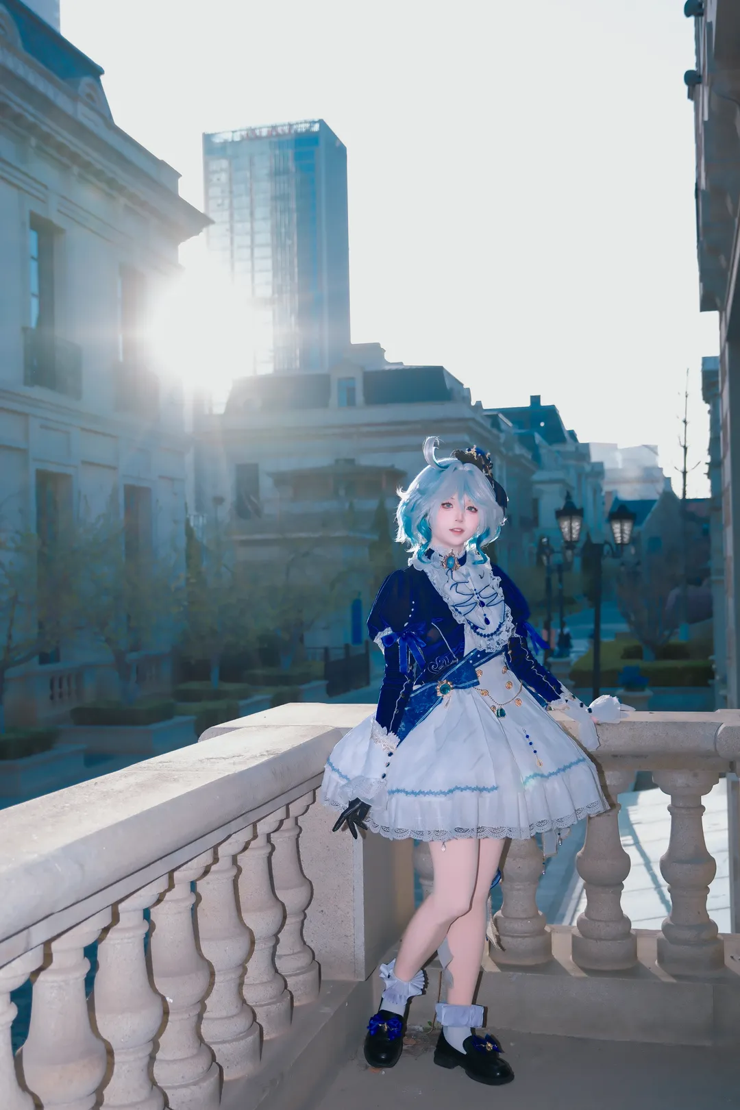2D, Furina cosplay, Outdoor photography, White stockings, Blue dance track - Image 9
