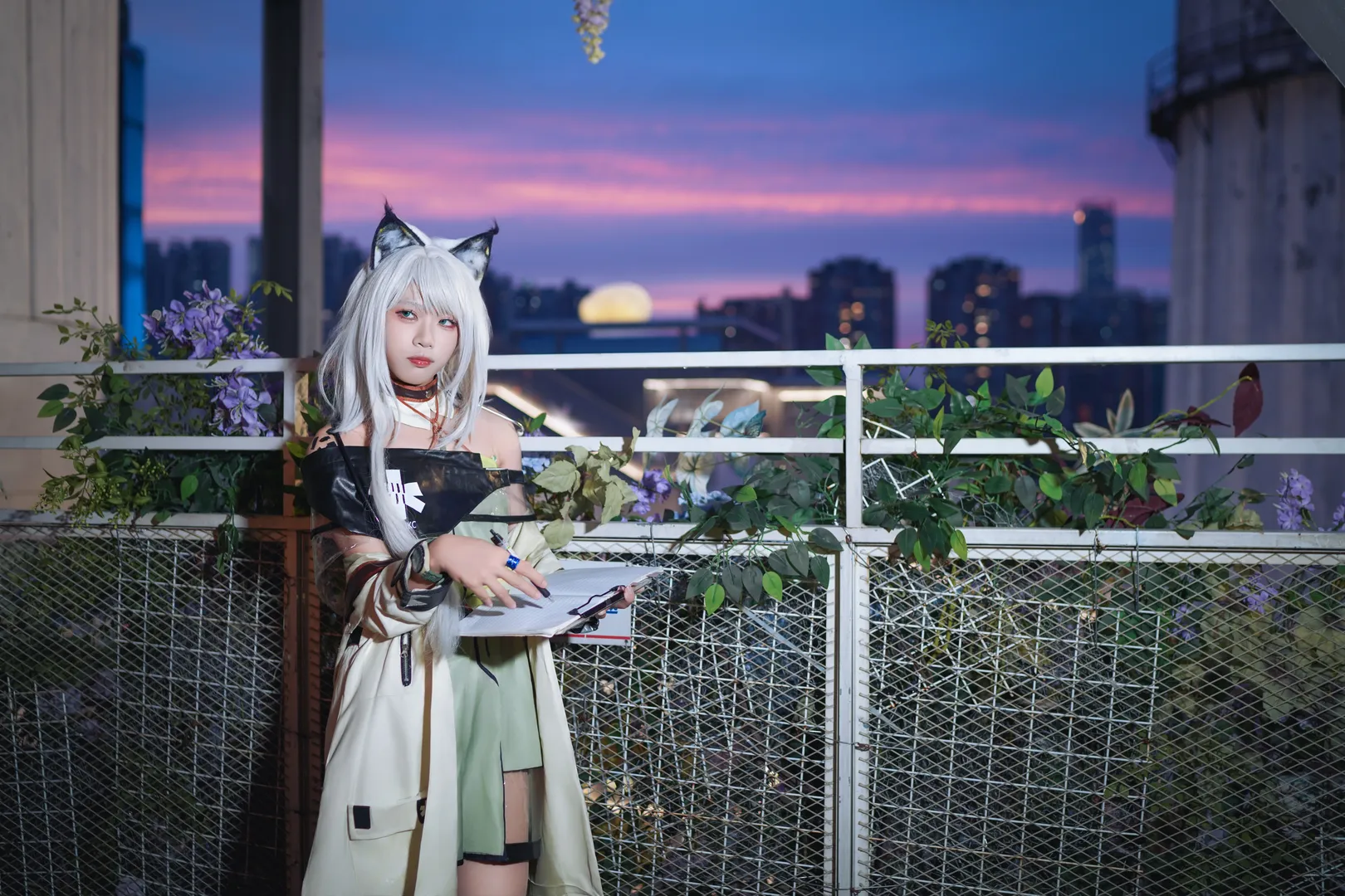 アークナイツ, 屋上撮影, ケルシー コスプレ, コスプレ衣装, 夕焼けの雰囲気