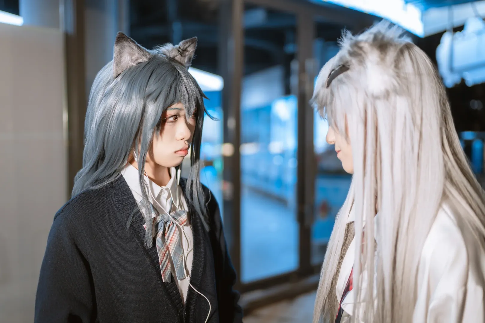 Arknights, Lappland cosplay, Night photography, Texas cosplay, Twin wolves - Image 2