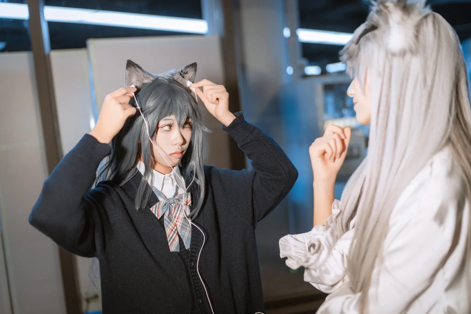 Arknights, Lappland cosplay, Night photography, Texas cosplay, Twin wolves - Image 4