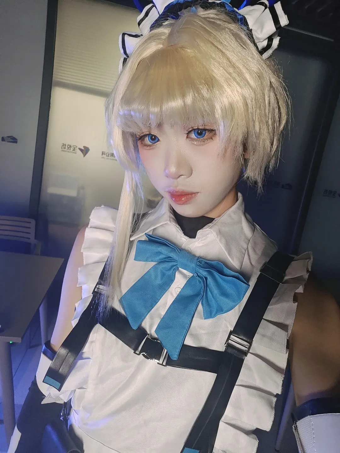 ブルーアーカイブ, メイド服, 飛鳥馬トキ コスプレ, 寒色系ライティング, 青いカラコン
