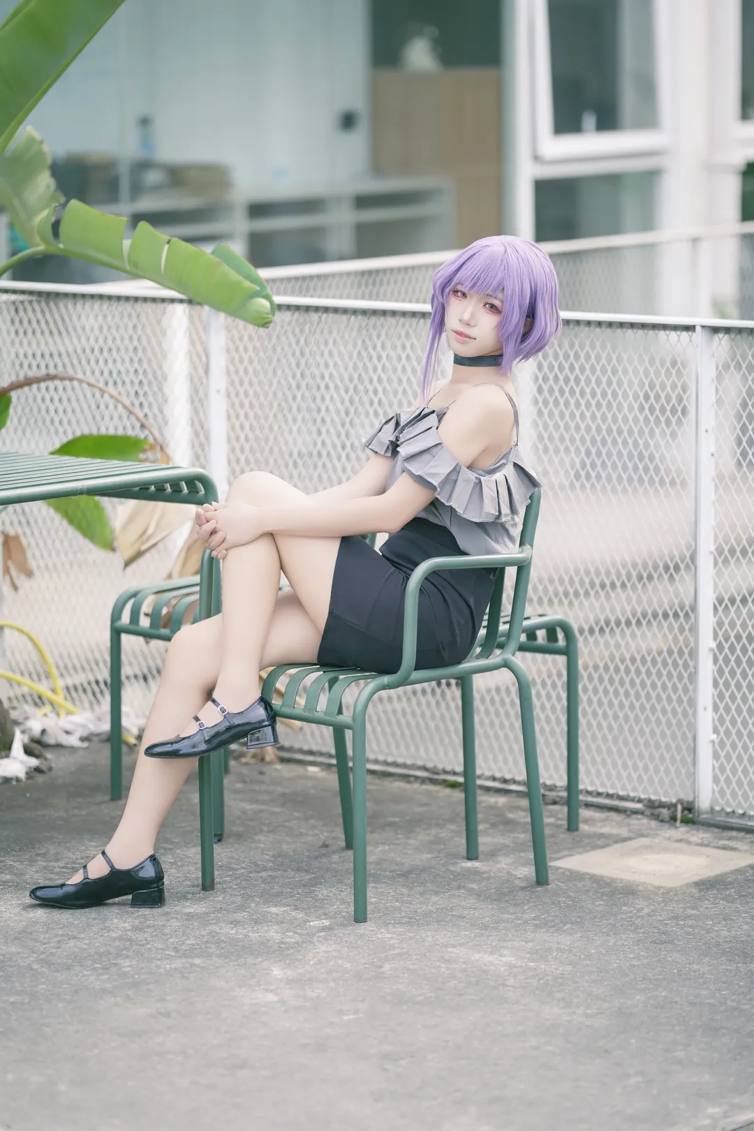 BanG Dream! Ave Mujica, 祐天寺若麦cos, 二次元穿搭分享, 紫色短发造型, 都市户外写真 - 第1张