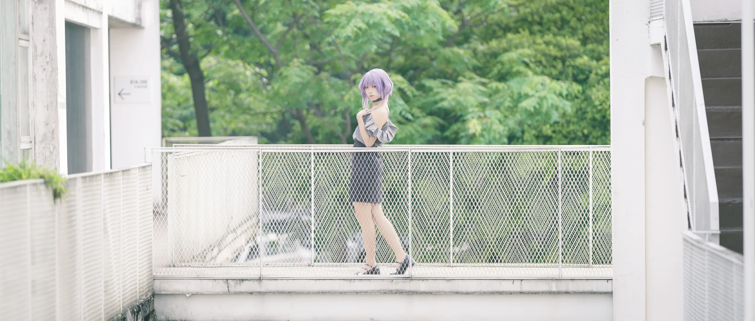 BanG Dream! Ave Mujica, 祐天寺若麦cos, 二次元穿搭分享, 紫色短发造型, 都市户外写真 - 第2张
