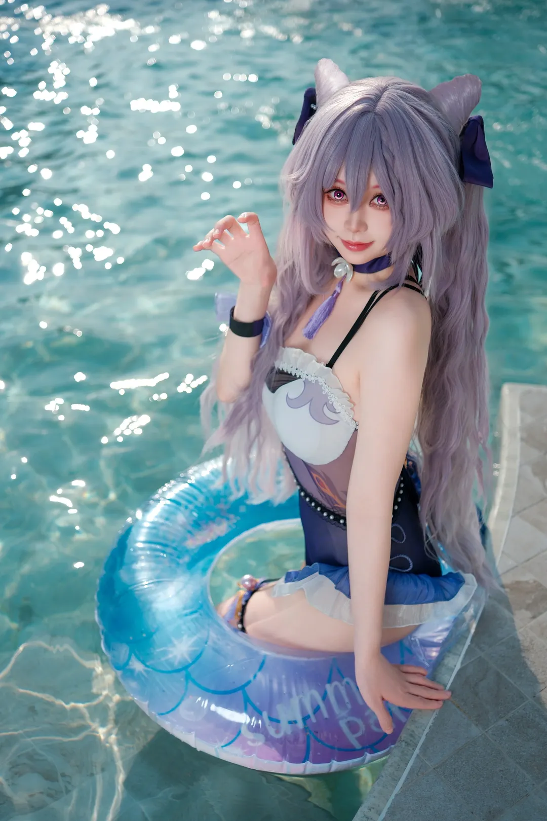 原神, 刻晴cos, 夏日泳装, cosplay摄影, 户外泳池 - 第1张