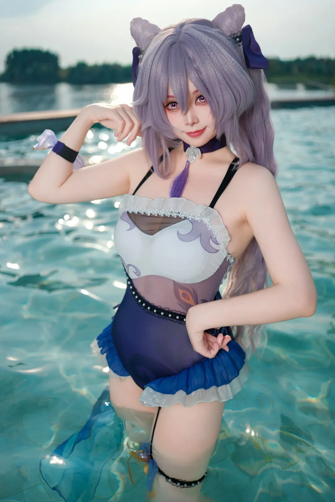 原神, 刻晴cos, 夏日泳装, cosplay摄影, 户外泳池 - 第2张