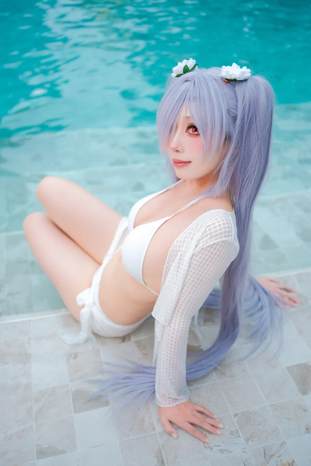 水着コスプレ, シンデレラ コスプレ, 勝利の女神:NIKKE, 夏のプール撮影, 白の透かし編みカバーアップ