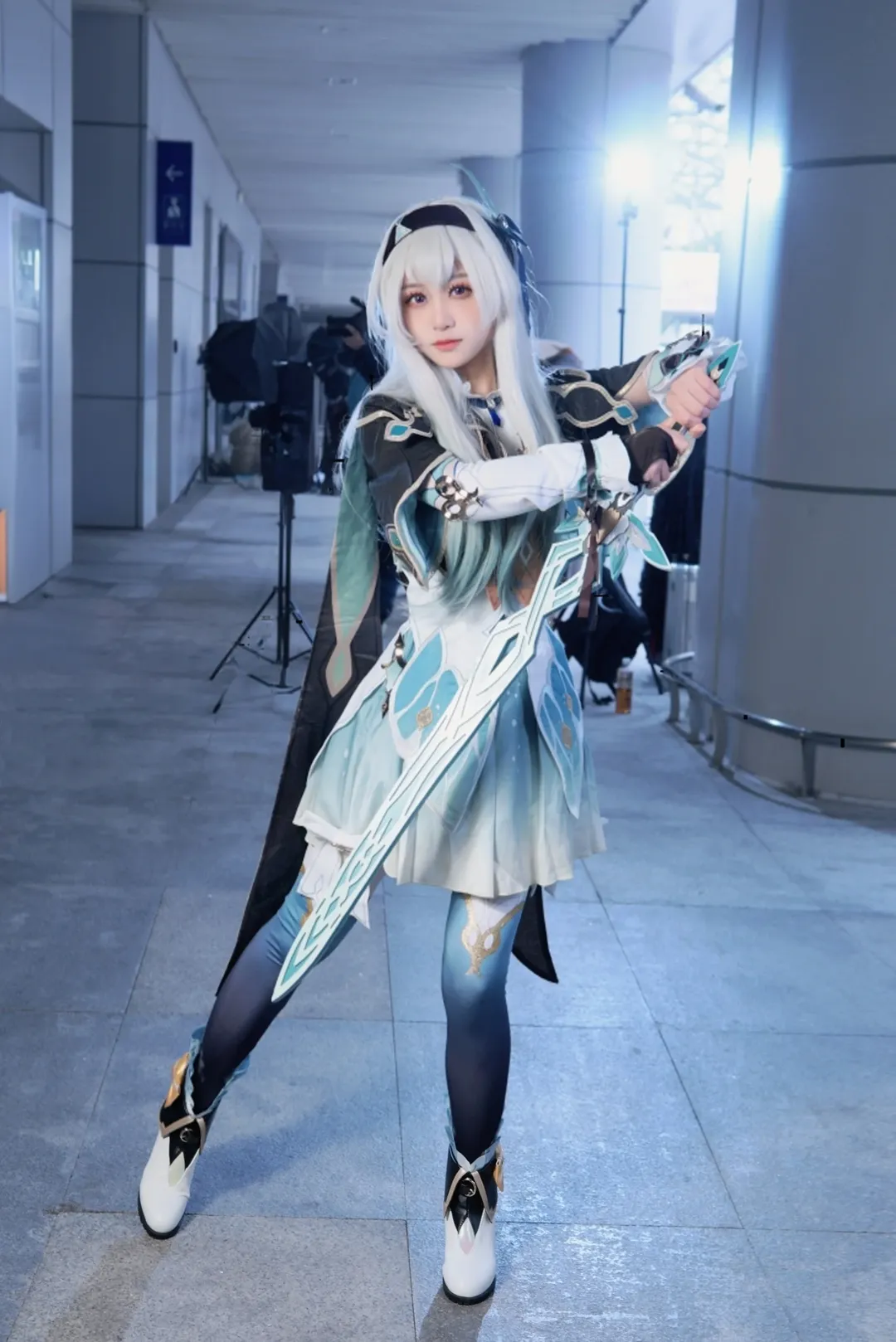 Honkai: Star Rail, Convention photos, Firefly cosplay, Stocking outfit, Photo with mecha - Image 3